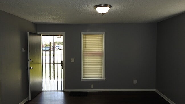 Building Photo - 3bed 2 bath in Indepedence