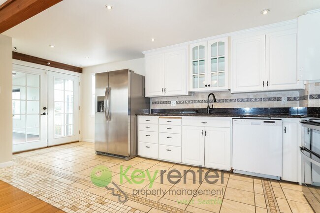 Building Photo - Stylish Three Bedroom Retreat with fully fenced yard and storage!