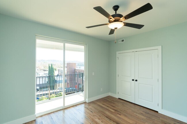 Building Photo - Modern 4 Bedroom Townhome in Southside Chattanooga