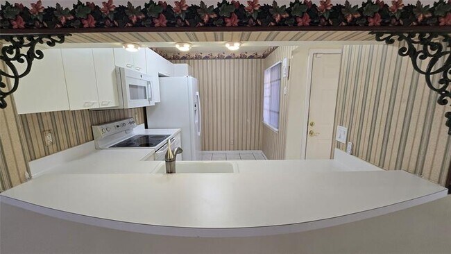 Building Photo - 4915 SW 32nd Ave