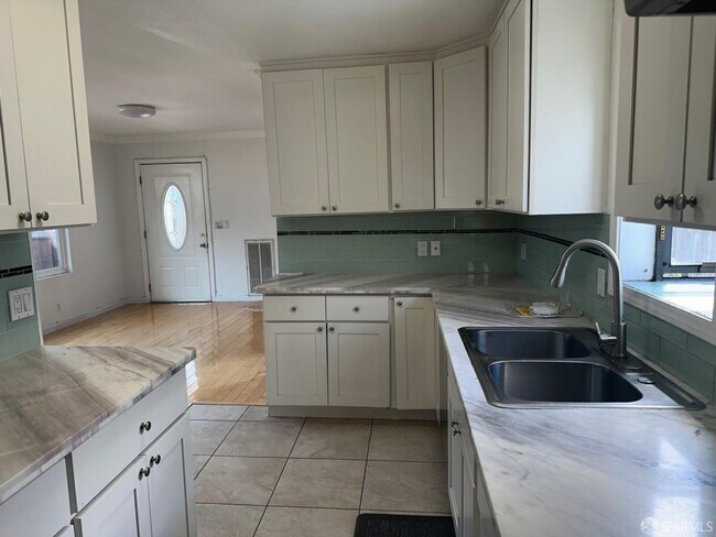 Building Photo - 827 Stambaugh St