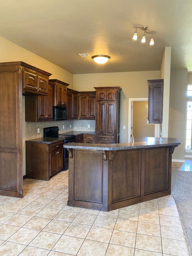 Building Photo - Beautiful Home in Southeast Moore with Storm Shelter!