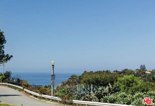 Building Photo - 446 San Vicente Blvd