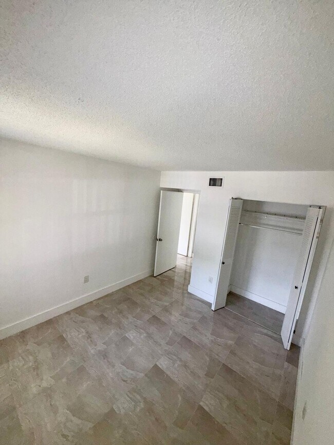 Building Photo - 9405 Fontainebleau Blvd