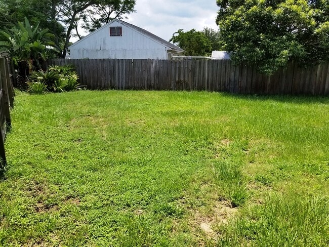 Building Photo - ~3/1~Sherman Ave~Cute home with fenced bac...