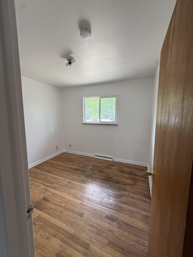 Building Photo - Charming Home Available Now!