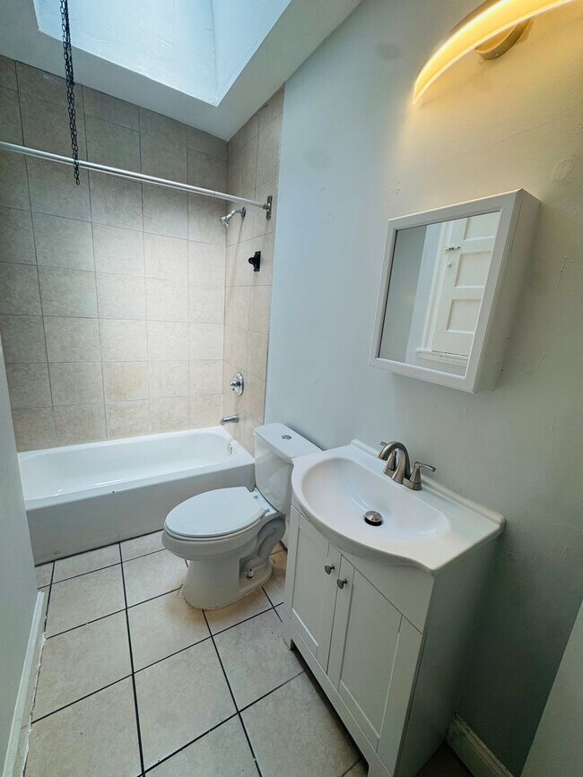 Building Photo - Remodeled 3bd/1 House with Rear yard!! SEC...