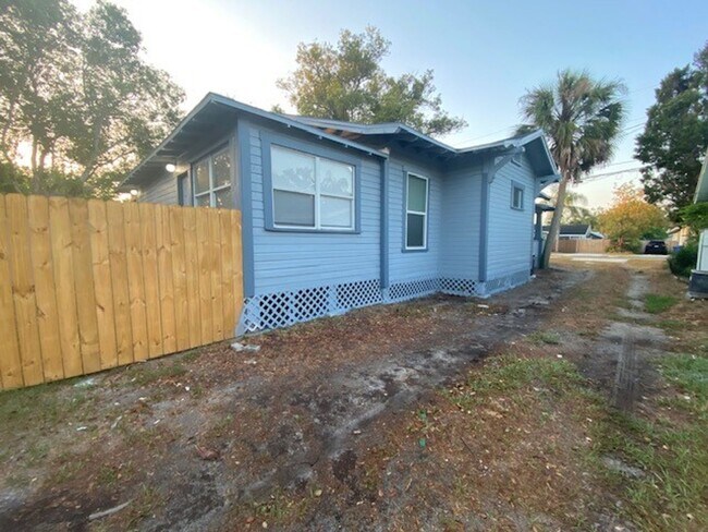 Building Photo - 2 Bedroom 1 Bath Duplex in Lakeland for RENT!