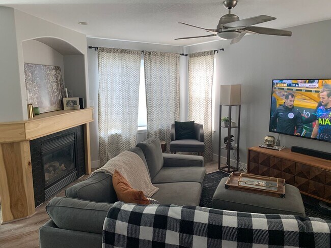 Building Photo - 4 bed 4 bath Erie home 1 mile from downtown and shops!