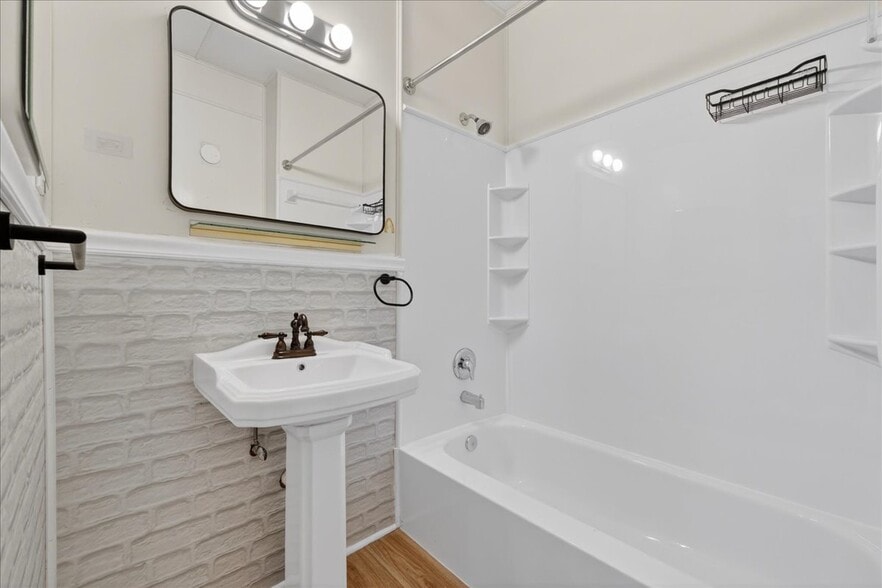 Fully updated bathroom with modern finishes - 5185 Goethe Ave