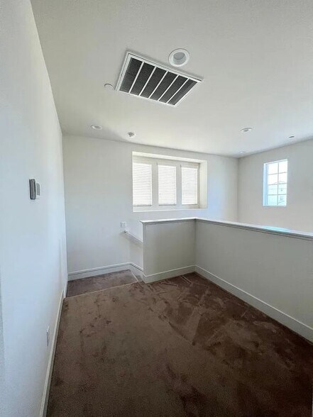 Building Photo - 15882 Kingston Rd