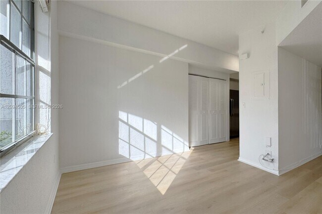Building Photo - 775 SW 148th Ave