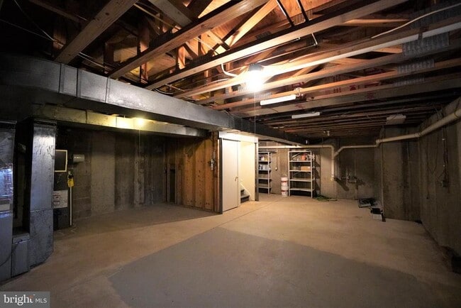 Building Photo - 458 Country Club Dr