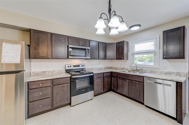 Building Photo - 624 S Pam Ave