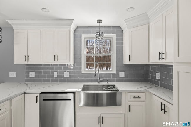 Building Photo - 17 Champlain Dr