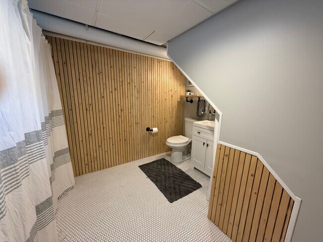 Building Photo - 3310 Zinran Ave S