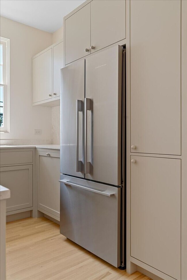 Building Photo - 800.5 N Edinburgh Ave