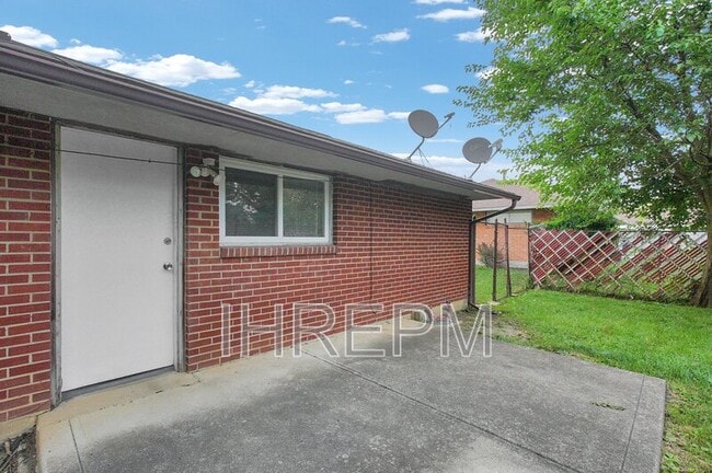 Building Photo - 6403 Roselawn Ave
