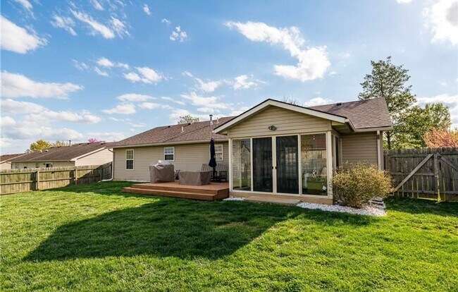 Building Photo - 3BR/2BR Home For Rent - Fenced Back Yard w...