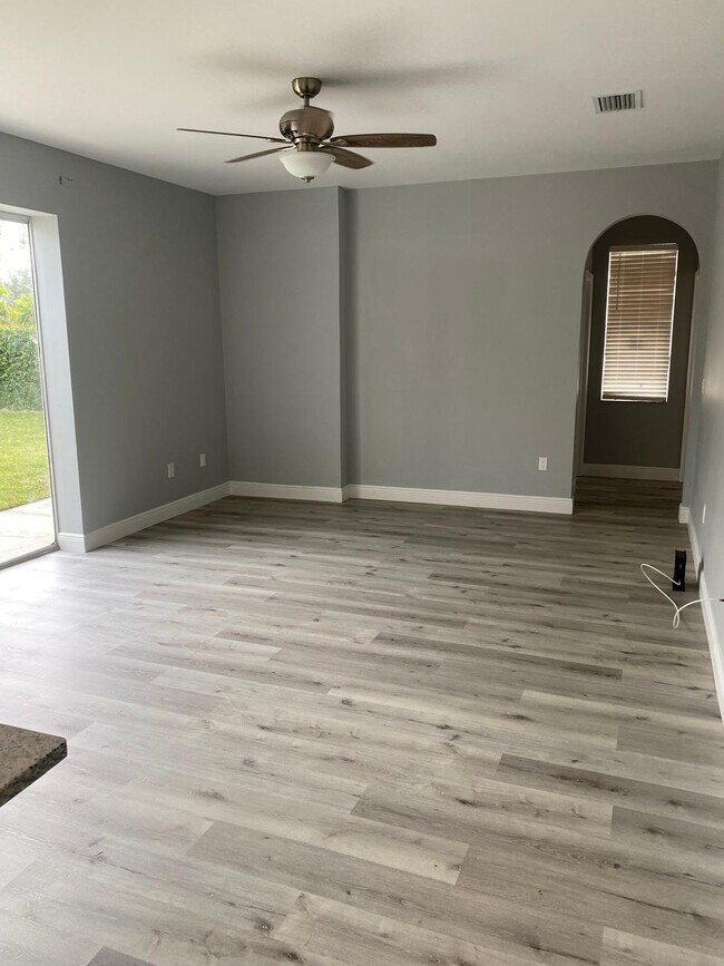 Building Photo - 1341 Flaxwood Ave