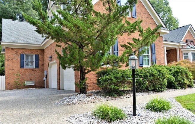 Building Photo - 4 bedroom/ 3.5 bathroom- Stonehouse