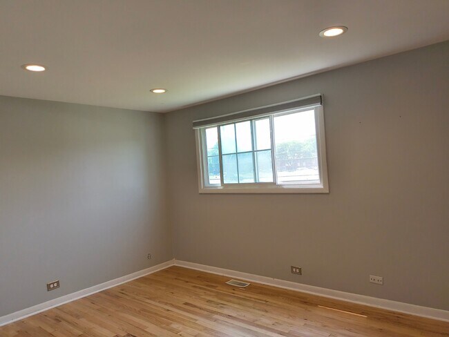 Building Photo - 1719 W Lexington Dr