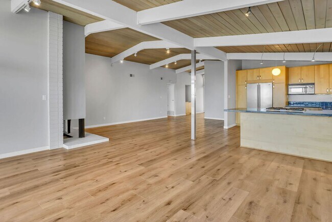 Building Photo - Single story view home overlooking Mission...