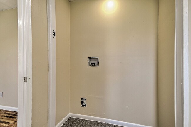 Building Photo - 214 Taylor Ave