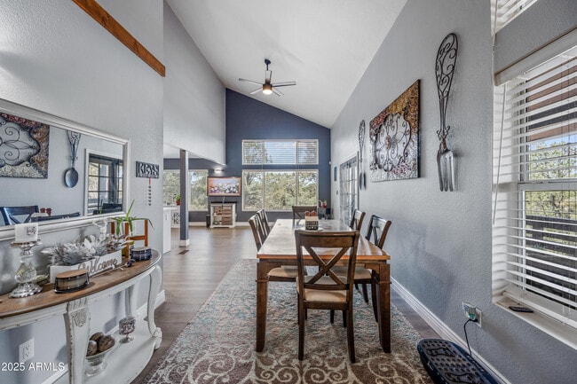 Building Photo - 1207 N Arrowhead Dr