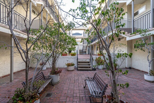 Building Photo - Fully remodeled 2BR/2BA Condo in prime West Hollywood!