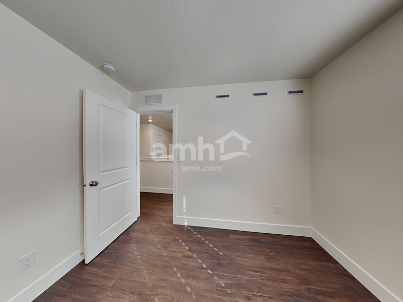 Building Photo - 1304 N Barkvine Ave