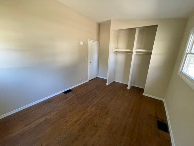 Building Photo - 504 Pixley St