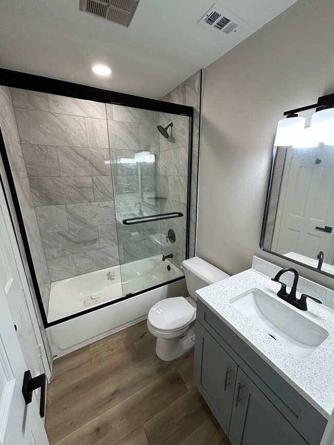 Building Photo - 3848 N Lake Dr