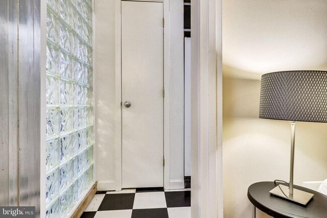 Building Photo - 1111 Arlington Blvd