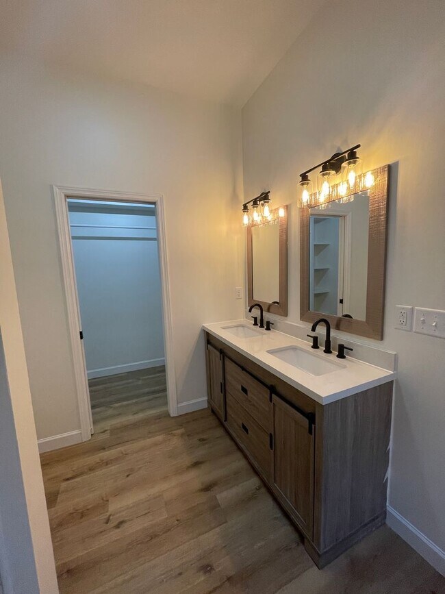 Building Photo - Charming Remodeled Home in Chattanooga