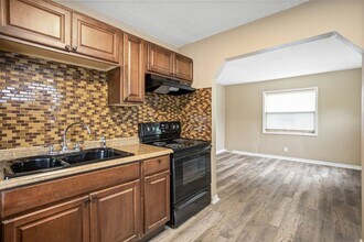 Building Photo - 2 bedroom 1 bath with porch