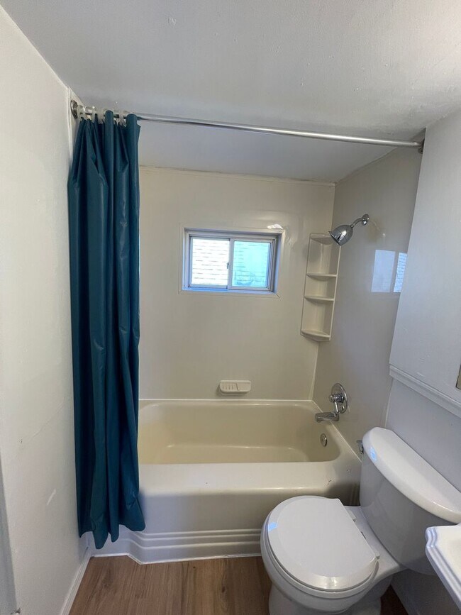 Building Photo - 402 N 6th Ave