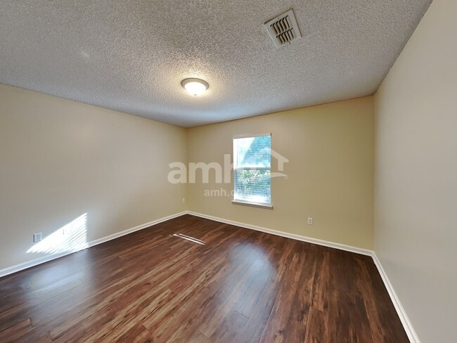 Building Photo - 357 Maplewood Dr