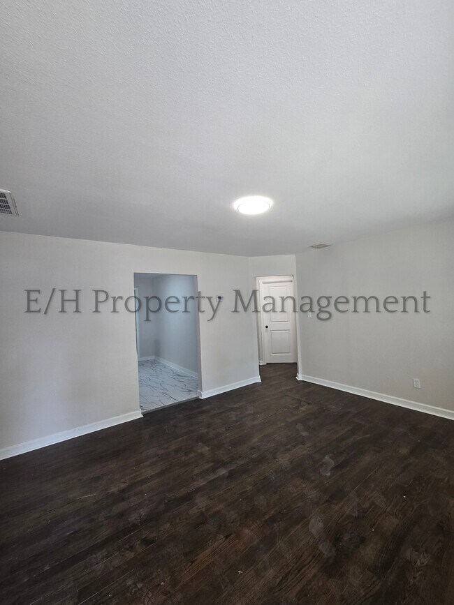 Building Photo - 828 S Pershing St