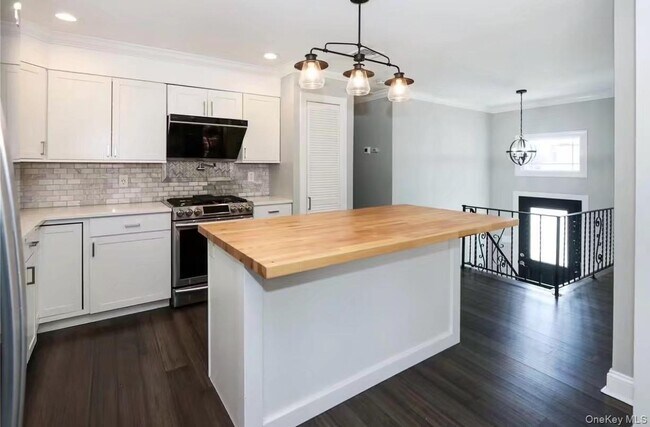 Building Photo - 335 Gillette St