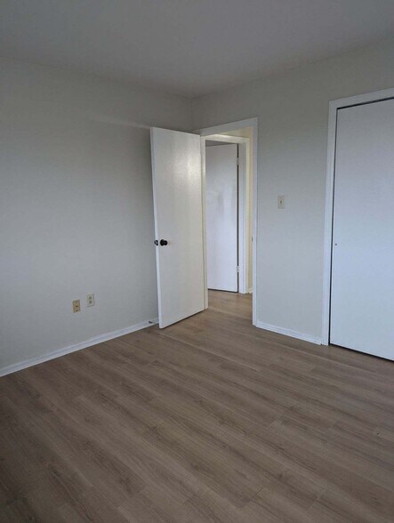 Building Photo - 2275 N Cable Rd