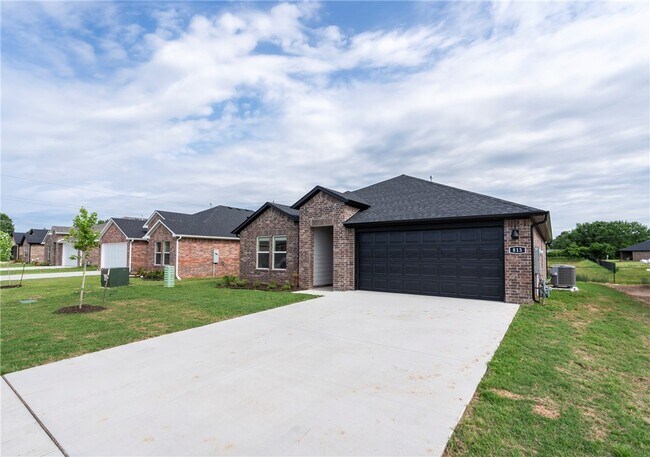 Building Photo - 813 Heeler Ave