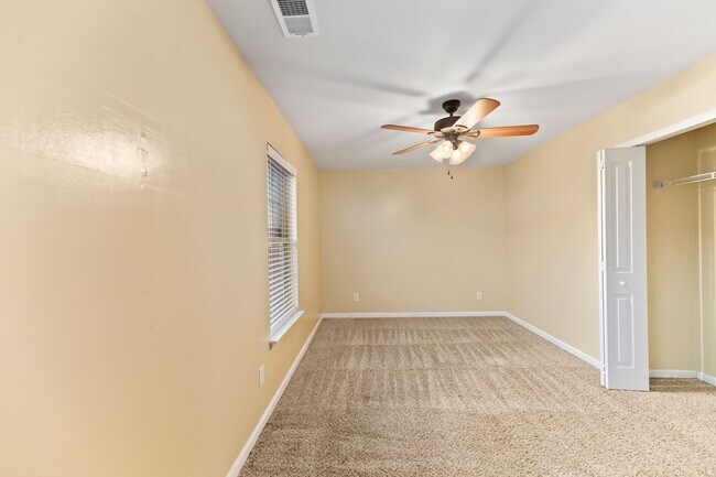 Building Photo - 3 BD 2.5 BA | Charming Home