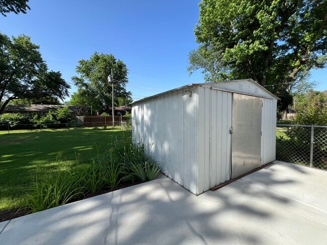 Building Photo - Newly Remodeled 3 Bed 1 Bath Home in Derby!!