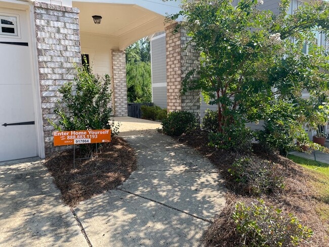 Building Photo - 3 Bedroom Home With Spacious Garage and Fenced Backyard!