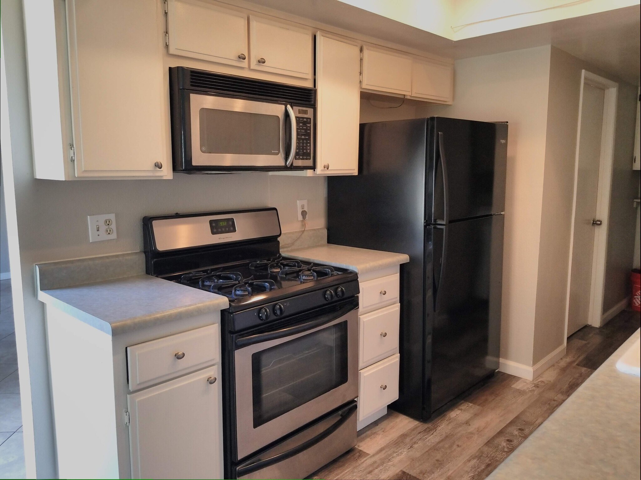 Brand new refrigerator. - 18681 Maplewood Cir