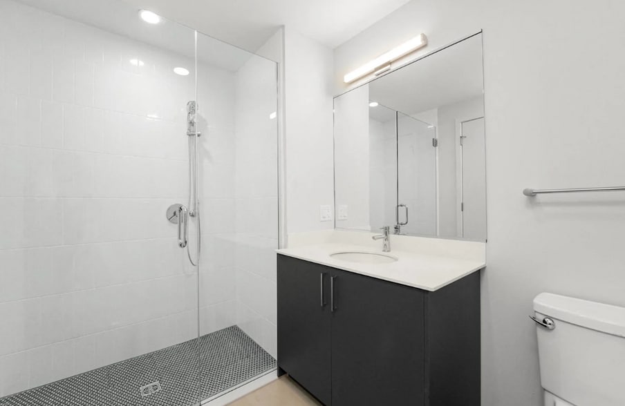 Building Photo - 300 N Ashland Ave