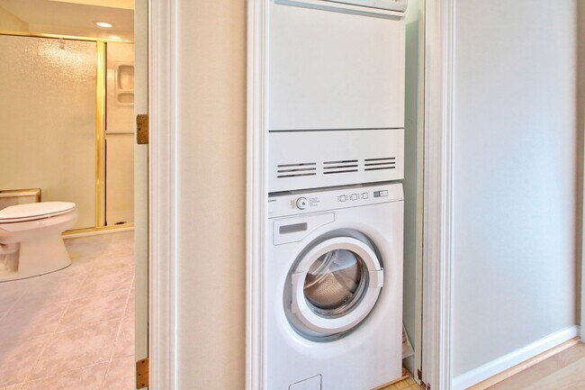 Building Photo - 2 Bedroom Condo On Holland's South Side