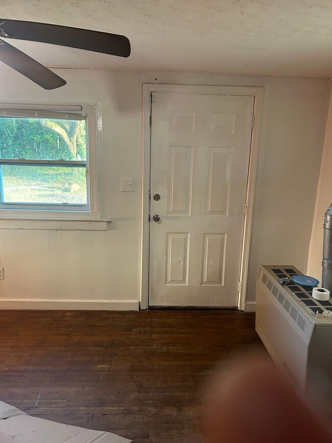 Building Photo - 2 Bed, 1 Bath Home