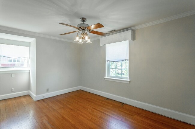 Building Photo - 3 Bedroom 2 Bath Classic